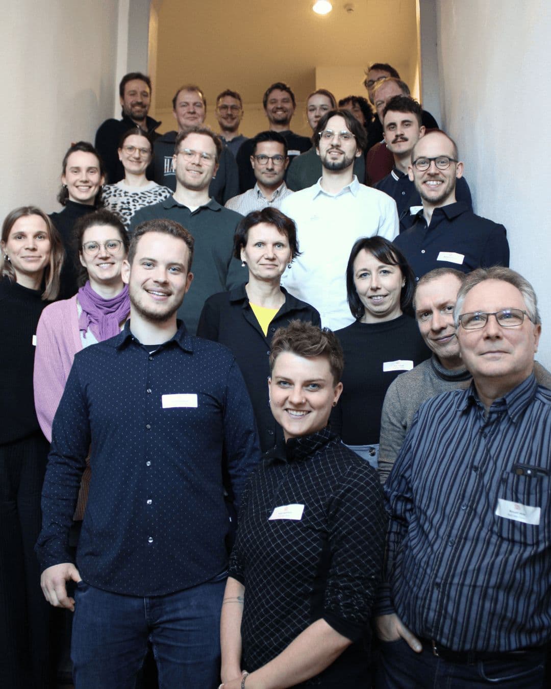 Teamfoto bestehend aus Smart-City-Büro Halle (Saale), Entwicklerinnen und Entwickler unseres Partners Form Follows You, Kolleginnen und Kollegen der Stadtverwaltung Halle (Saale) und der Entwicklungs- und Verwaltungsgesellschaft Halle-Saalkreis (EVG).