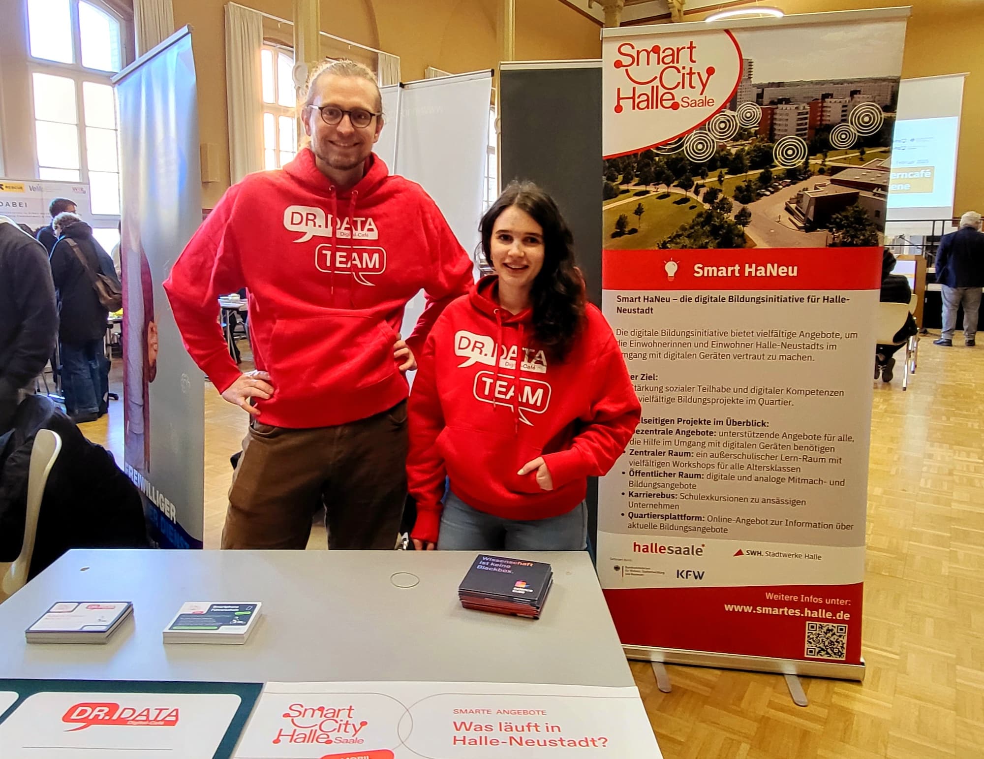 Mona Tennert und Nickels Witte von science2public stellten das Smart-City-Projekt Dr. Data vor.