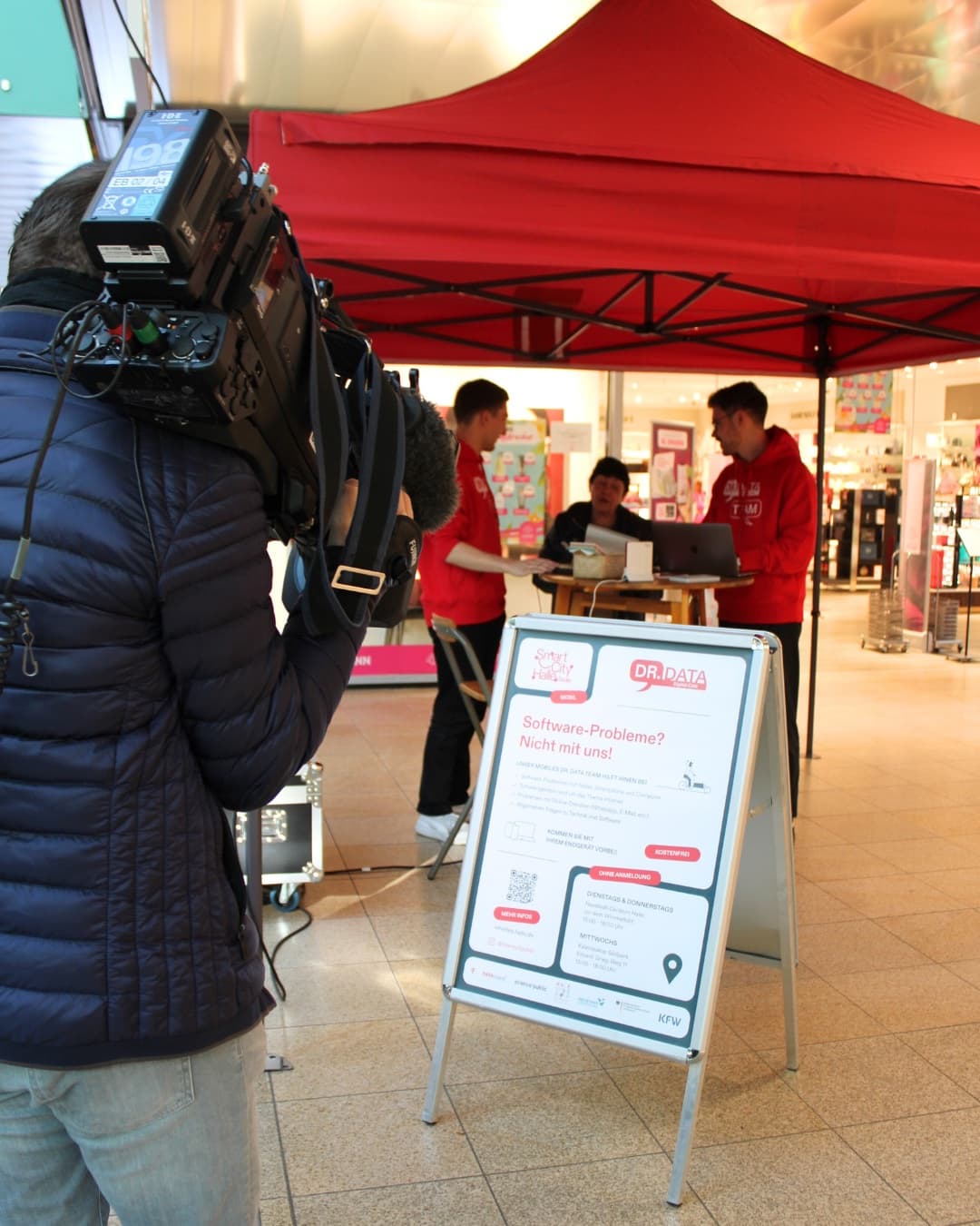 Dreharbeiten des MDR über Dr. Data im Neustadt Zentrum in Halle-Neustadt