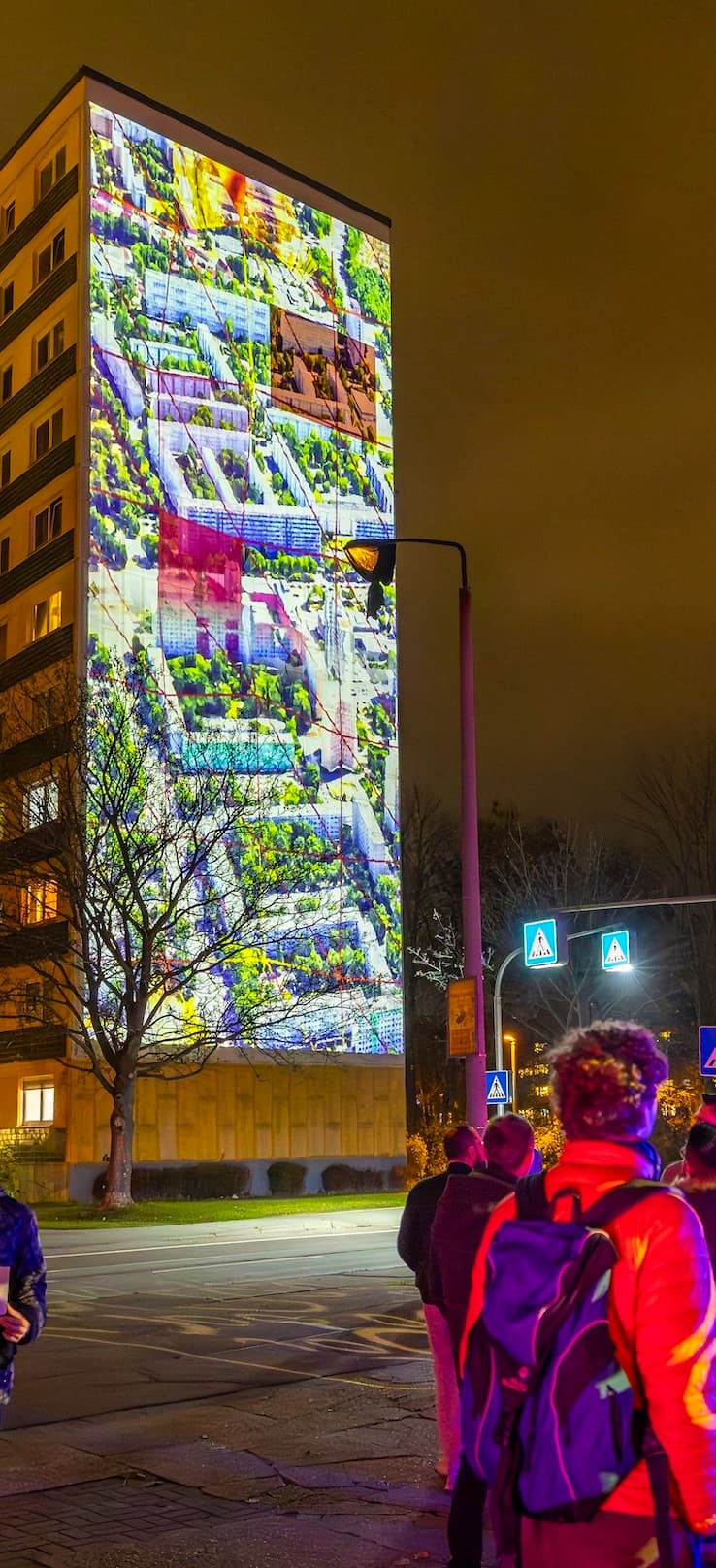Blockparty in Halle-Neustadt mit illuminierten Flächen