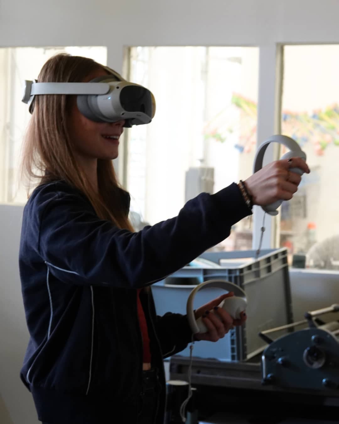 Schülerin des Gymnasiums Landsberg testet VR-Brille