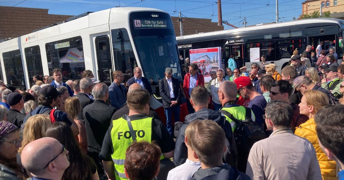 Symbolische Übergabe der TINA-Bahnen an die Öffentlichkeit