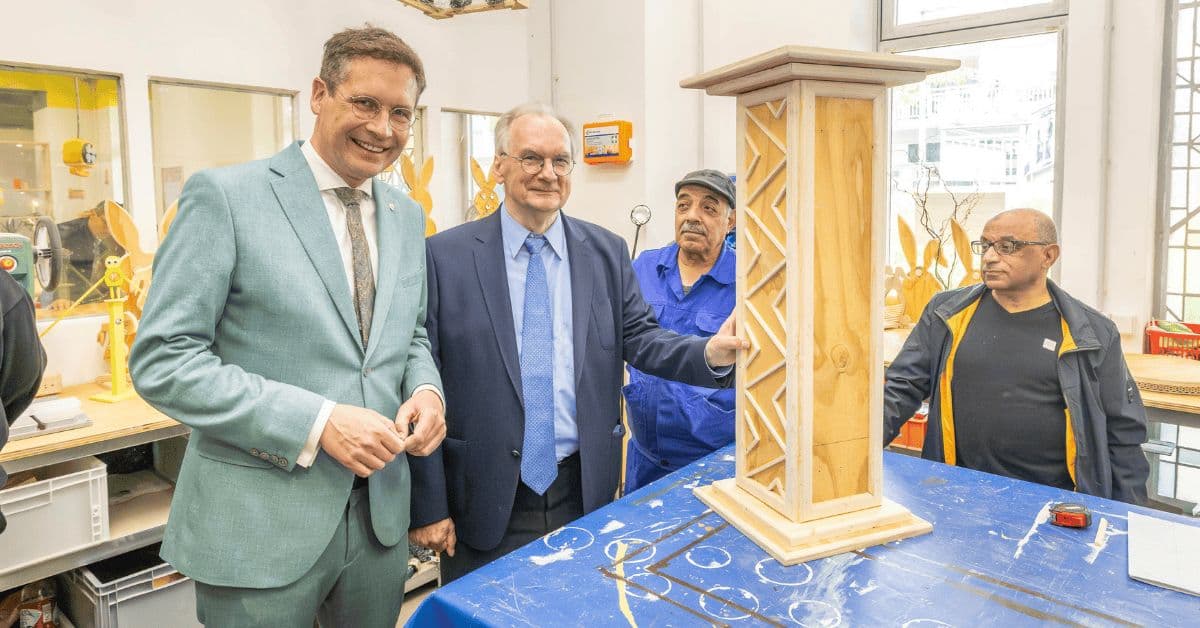 Ministerpräsident Haseloff (M.) gemeinsam mit Oberbürgermeister Dr. Alexander Vogt (l.) im Smart-City-Bildungszentrum