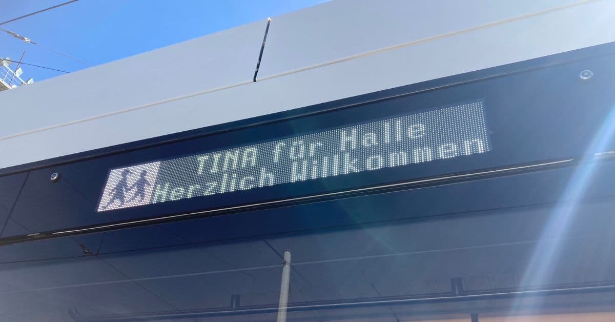 Symbolische Übergabe der TINA-Bahnen an die Öffentlichkeit