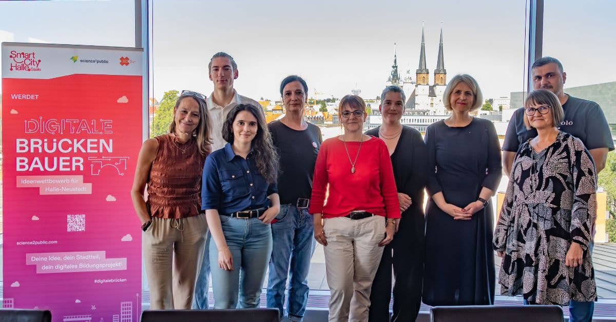 Foto Jurymitglieder des Wettbewerbs "Digitale Brückenbauer", von links nach rechts: Ilka Bickmann (science2public), Erik Lieberknecht (Jugendjury), Mona Tennert (science2public), Nicole Seifert (Streetwork Halle-Neustadt), Diana Andrae (GWG Halle-Neustadt), Svenja Bramfeld (Smart City Halle), Fr. Dr. Odparlik (FB Wirtschaft, Wissenschaft und Digitalisierung) , Rita Zorn (Abteilung Stadtplanung Halle), Waseem Aleed (VeMo Halle), nicht im Bild: Thomas Helmke (Bildungsmanagement Stadt Wolfsburg, digital zugeschaltet)