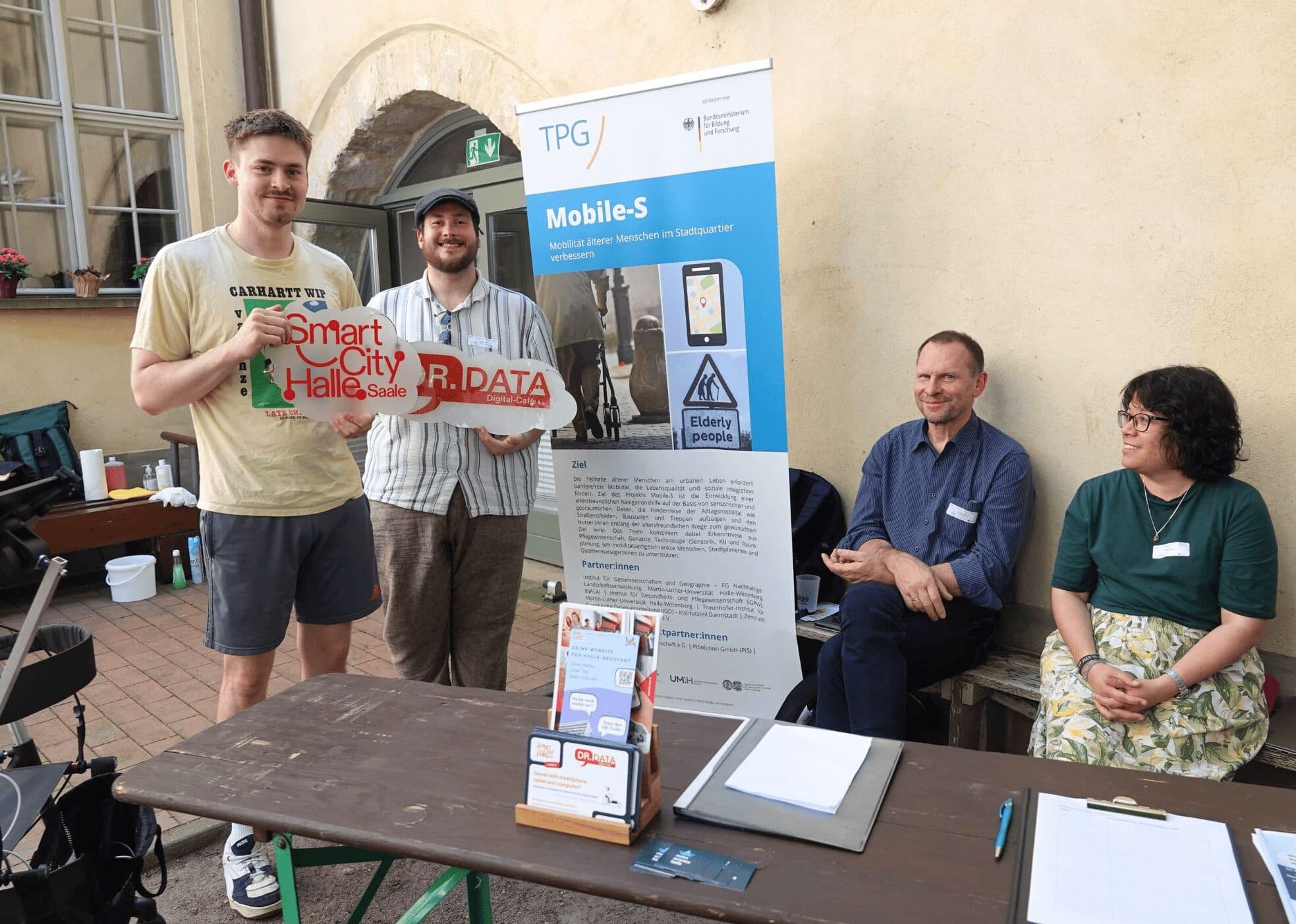 Das Team von Dr. Data sowie Frank Pietzsch und Natalie Ngyuen vom Projekt „Mobile-S. (von links nach rechts)