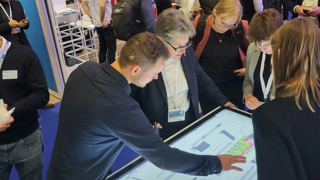 Ministerin Dr. Lydia Hüskens erhält am Digitaltisch eine Einführung in HAL-Plan.