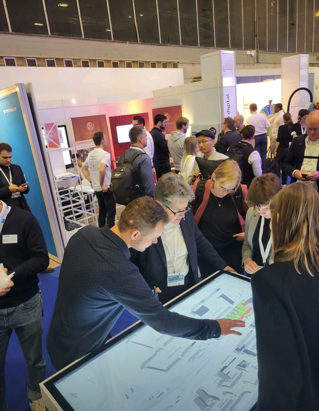 Ministerin Dr. Lydia Hüskens erhält am Digitaltisch eine Einführung in HAL-Plan.