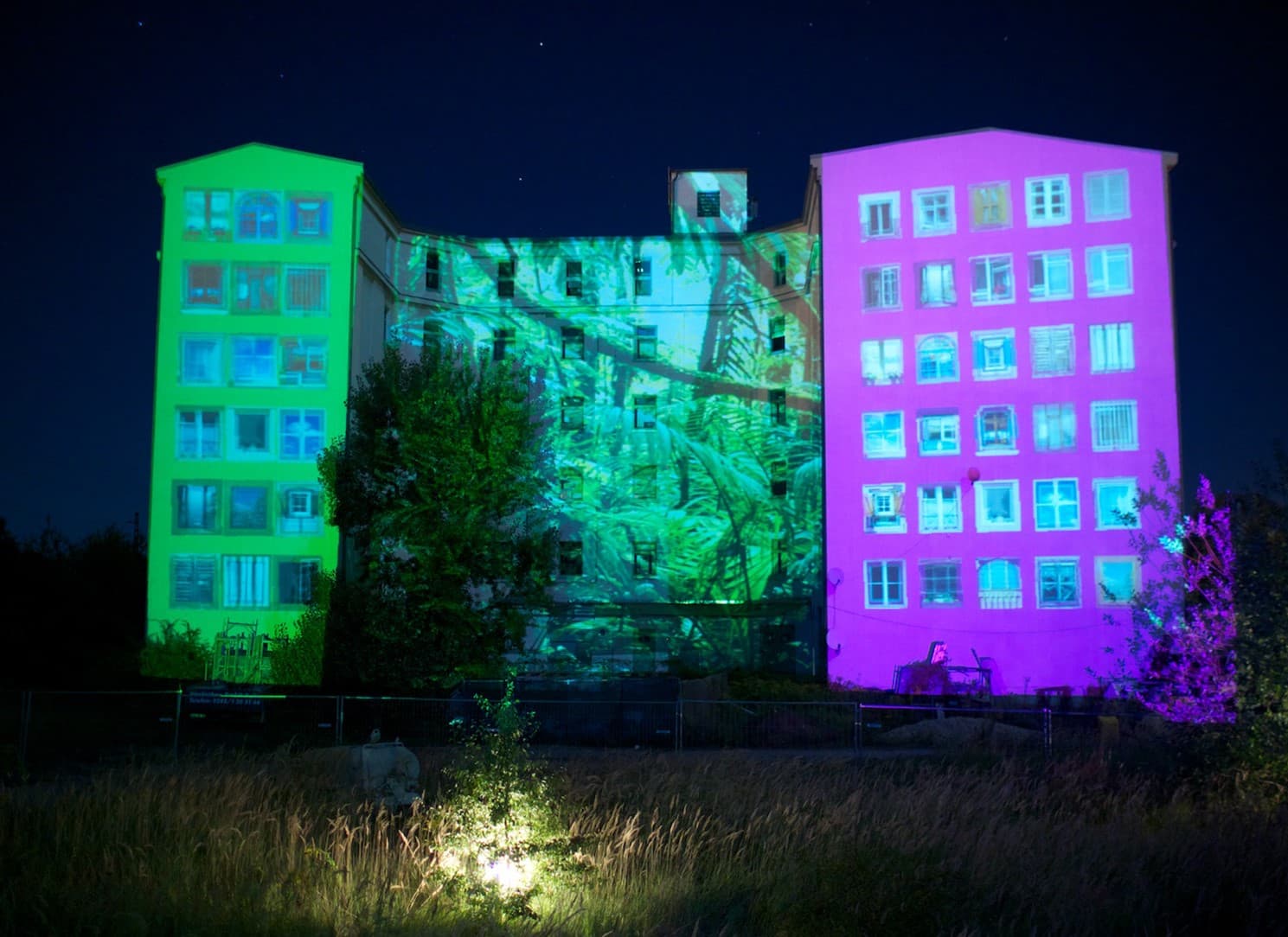 Farbige Wandprojektion an einer Hausfassade