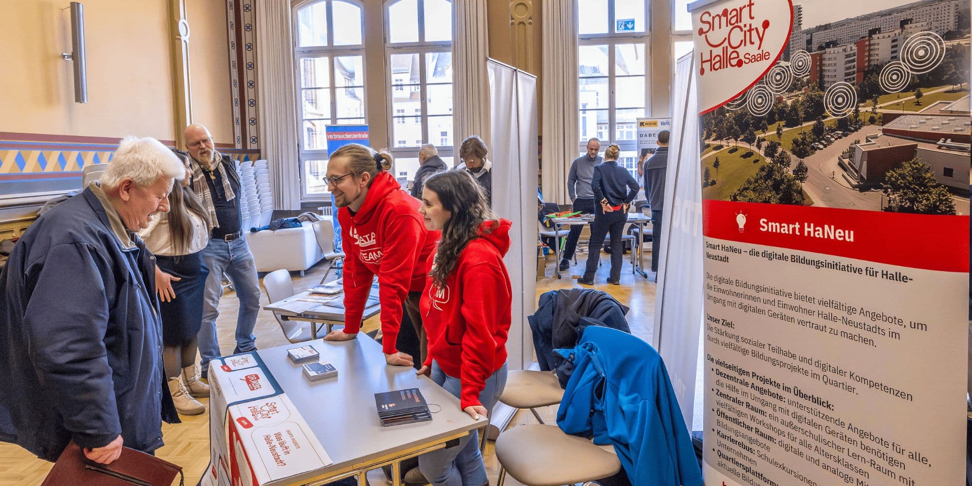 Mona Tennert und Nickels Witte von science2public stellten das Smart-City-Projekt Dr. Data vor.