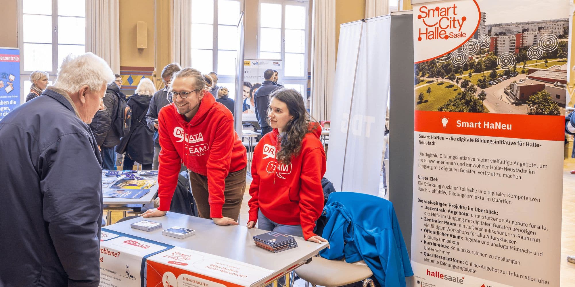 Mona Tennert und Nickels Witte von science2public stellten das Smart-City-Projekt Dr. Data vor.